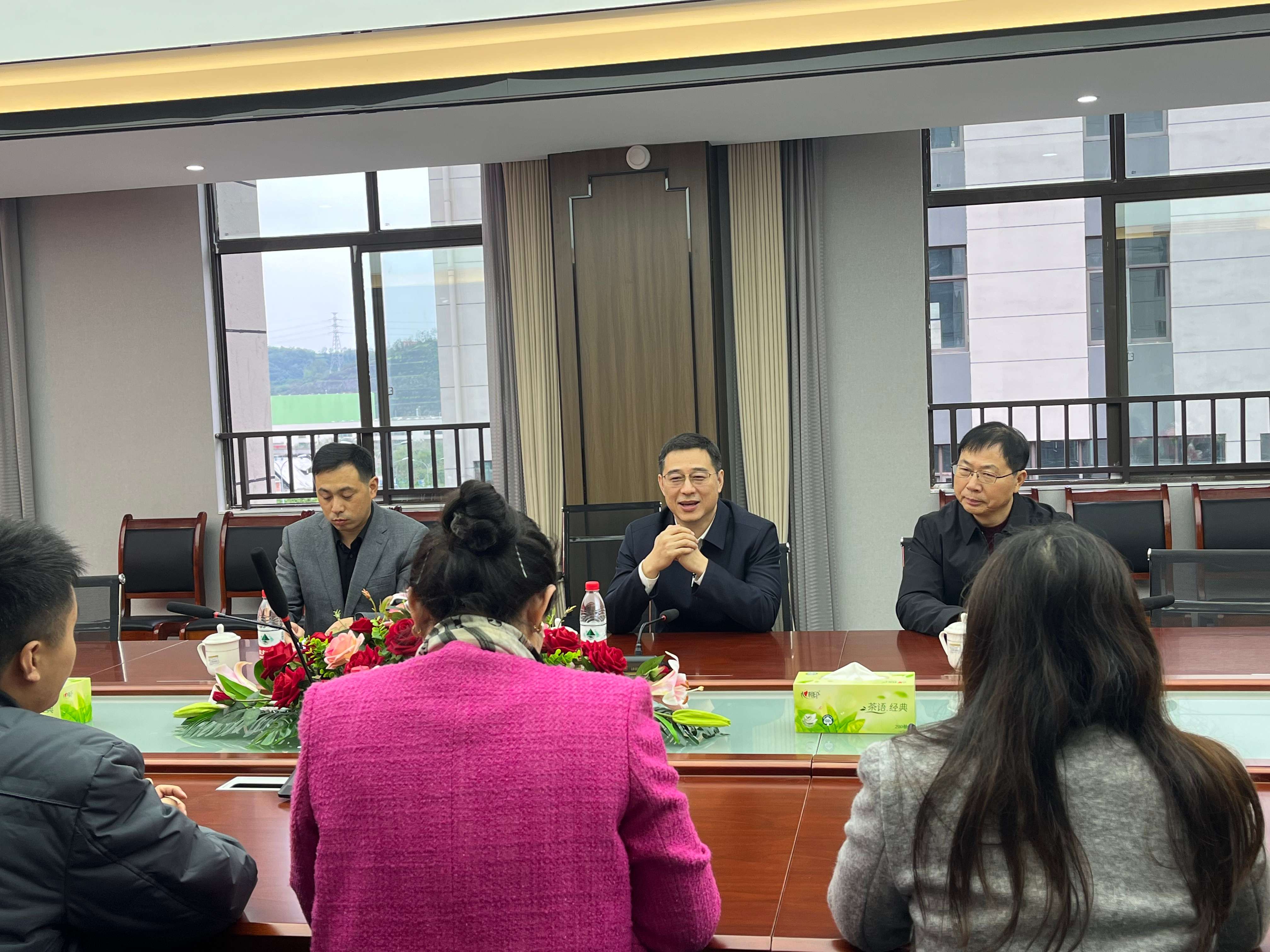 热烈欢迎江西省进贤县领导莅临指导重庆市宏冠医疗设备有限公司国际生物城基地