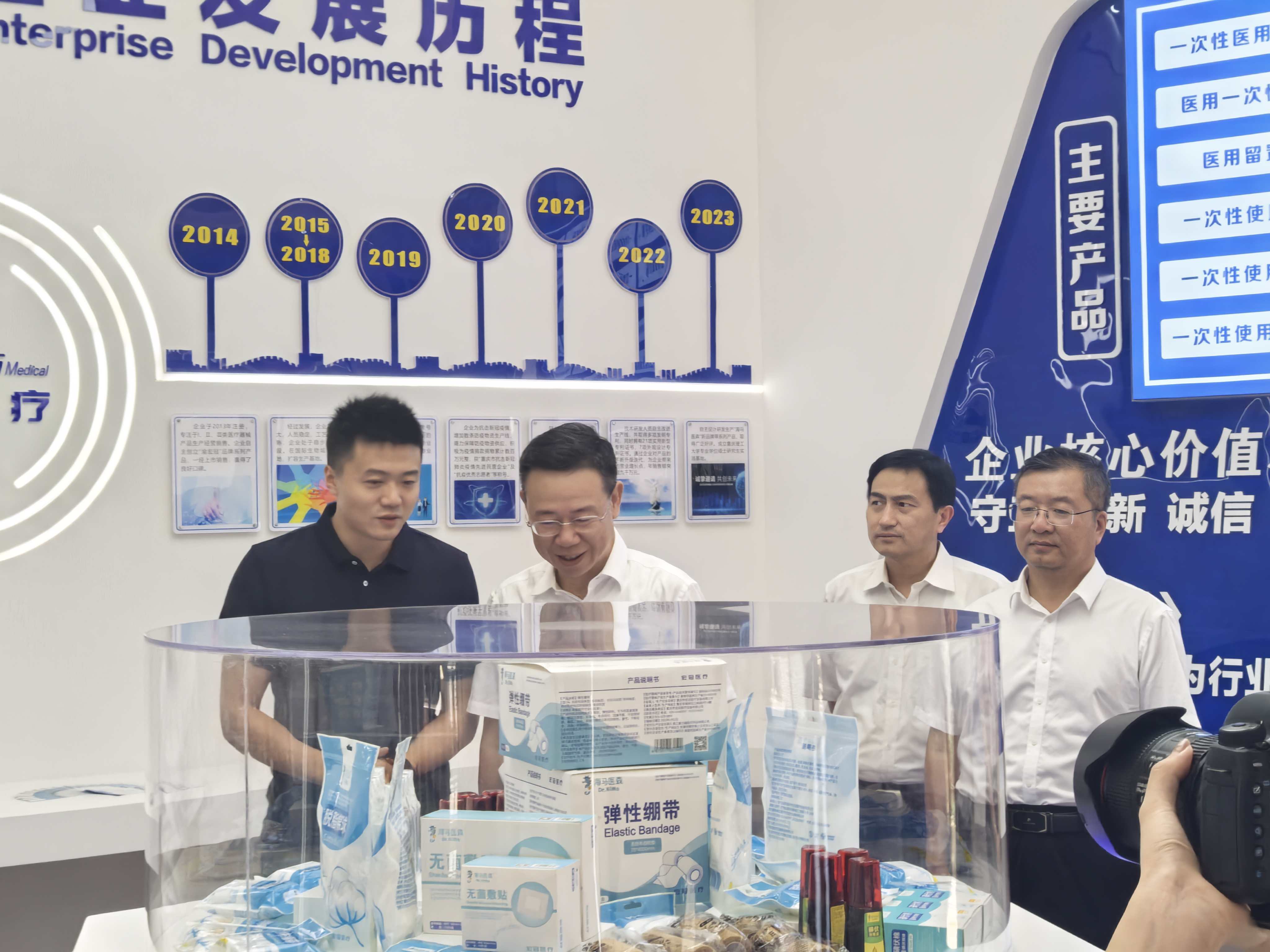 巴南区委书记何友生、副区长杨昆一行莅临重庆市宏冠医疗设备有限公司调研交流